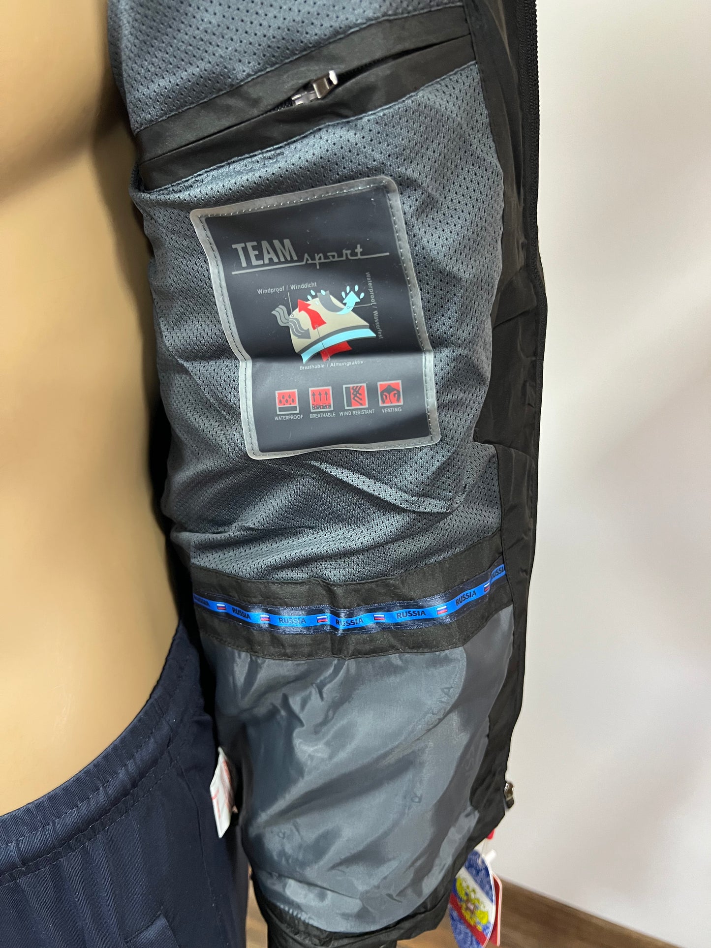 ASICS Wind-Jacke Team "RUSSIA" UNISEX Schwarz