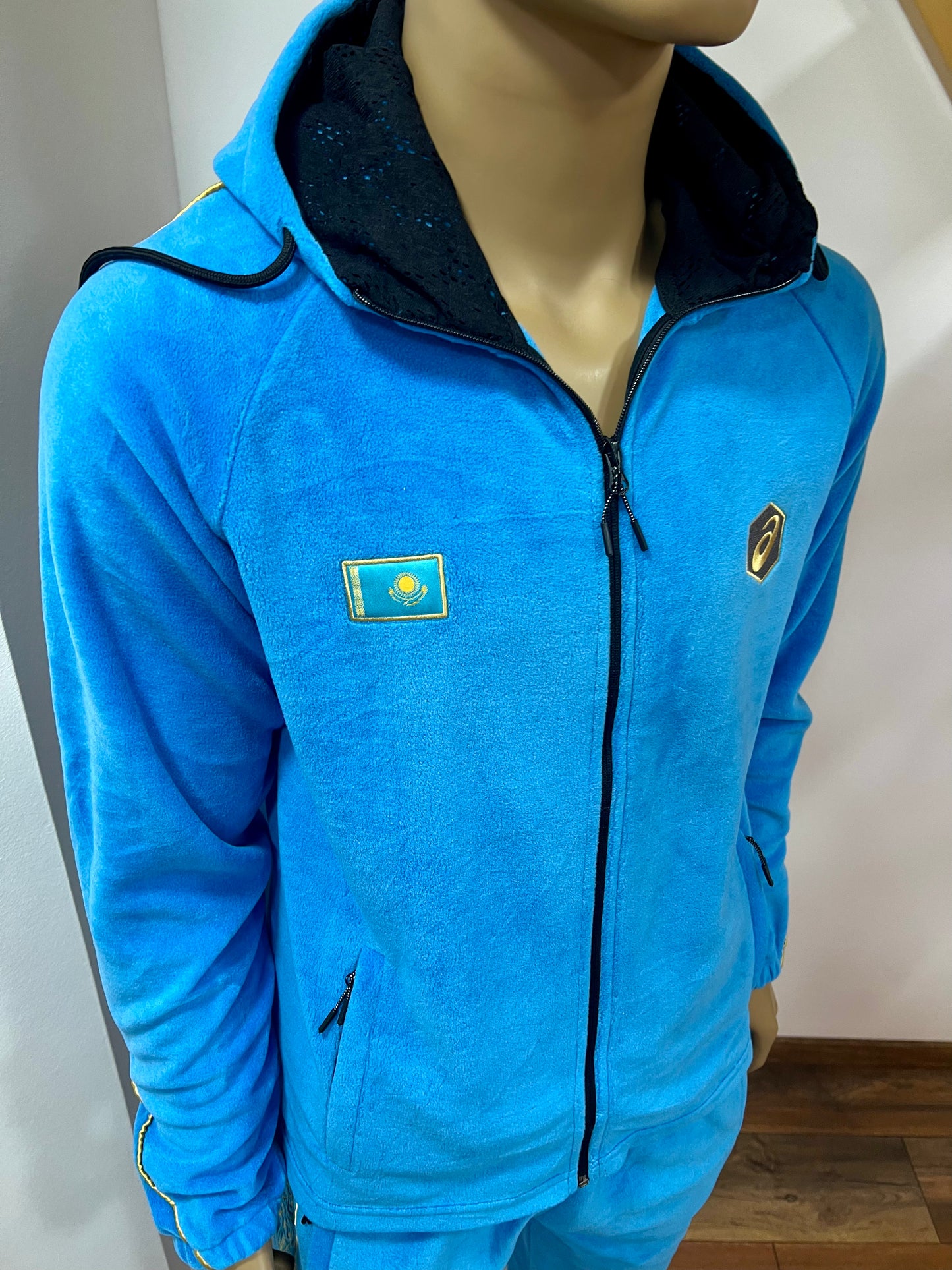 ASICS "KASACHSTAN" Olympic Team Unisex Trainingsanzug aus Fleece